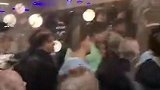 实拍维尼修斯在球员通道里和多人发生争执