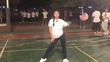 没有华丽舞服，没有精致妆容，却是最耀眼夺目发光体