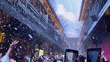 丽江旅游网红街忆持巷，四季天幕天空飘雪完整版，现场气氛太嗨了