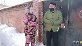 姑娘回家偶遇小偷，机智姑娘一招套路小偷2000元，真有才