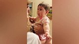 大人跟小女孩玩玩具，她直接就被跳起来东西吓到了，真是太有趣！