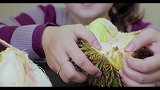 小姐姐徒手剥开一整个榴莲，然后拿出金黄软糯的榴莲肉，超幸福呀