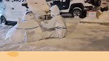 大白在雪地里堆了个大雪人