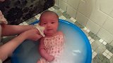 妈妈示范如何在家给小宝宝洗澡，加一条毛巾是宝宝不哭不闹的秘诀