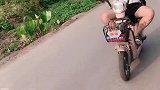 梁彬骑车带洛洛出去玩，看洛洛乖巧的样子太可爱了，萌萌哒