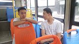 两小伙交流驾照的事，一个叫没刹车一个叫好超速，太逗了