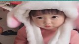 萌娃化身“小白兔”，忽闪着一双大眼睛，瞬间萌翻我的小心脏！