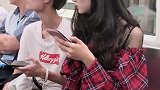地铁上拍到一位气质美女，一身红裙太漂亮了