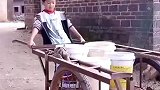 八岁孝心男孩，心疼奶奶不易，坚强懂事地撑起一个家