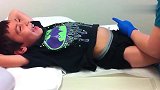 头一回见到把打针当做挠痒笑到停不下来的娃，这反应太有趣了