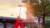 8岁女孩夕阳下舞扇，光影之间尽情挥洒自信与朝气。网友：少年之气，赤子之心！