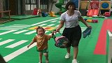 妹妹看见姐姐的一瞬间就哭出来了，第一天上幼儿园可委屈了！