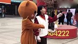 网红熊高高兴兴出去逛街，没想到被一群人欺负！真替他感到忧伤！