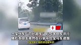 宝马车“刀片超车”后与本田车并行，双方竟在行驶中递烟，后车司机一身冷汗：车速100kmh