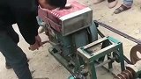 小哥把柴油机摇起来的，摇把还在上面，怎么拿下来