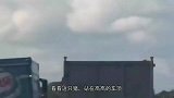 200斤的大肥猪卡在水桶中，主人直接用大钳子开剪