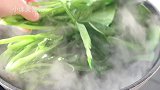 我家菠菜从不炒着吃，加上鸡蛋，简单两步，上桌汤汁不剩