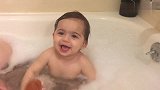 小萌娃享受泡泡浴，炯炯有神的大眼睛可爱极了