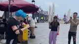 空手道冠军“神龙摆尾”踢假人，不料“高估