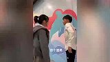 爆笑：扮路人递烟小姐姐，她这拿烟的手势，看样子是久经沙场