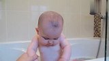 圆滚滚肉嘟嘟的小宝宝洗澡，这一身胖乎肉太养眼了
