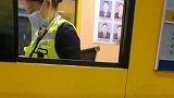 小伙拿着要饭的碗接钱，可把收费站美女给笑坏了！