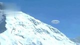 碟形UFO穿梭于雪山中，美国男子用手机拍下全过程