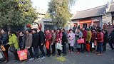 女子强行插队买票称就不要脸 售票员怒斥获网友点赞