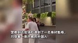 白俄罗斯男子醉酒大闹泰国街头，身穿裤衩吼叫气势惊人，7名警察和保安勉强制伏