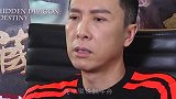 同是56岁功夫巨星，一个依然帅气似30岁，一个饱受病痛折磨