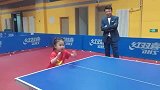 王楠女儿打乒乓球绝对是高手，爸爸全程看着好暖心