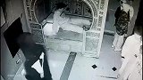 搞笑视频进鬼屋就应该做好心理准备了，咋还被吓得那么惨