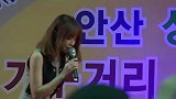 洪真英演出现场，为了方便前排粉丝照相，女神只好蹲了下来