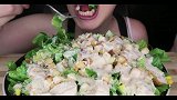 小姐姐吃一大份凯撒沙拉，看起来超级素啊