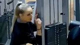 小伙正在健身，美女把他的机器调了一下，他还不知道怎么回事呢！
