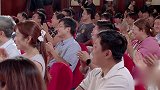 孟鹤堂烧饼为了拉近与观众的距离，直接搬桌子下场，这才是演员应该有的态度