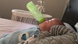 小宝宝喝奶，睡着直接悬空叼着奶瓶不撒嘴，这功力堪称武林高手啊