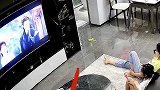 男孩贪玩拿水瓶子砸坏电视，内心其实也吓坏了