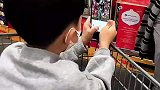 儿子给妈妈拍照即大片，从小耳濡目染