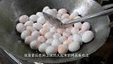 美女制作南瓜鸭蛋，把鸭蛋打进南瓜壳里，埋进土里点火烤