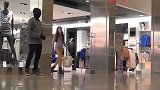恶作剧：男子在门口扮成假人，把买东西的顾客整蛊