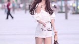 为什么女孩子一笑就显得更漂亮了呢，街拍美女穿搭