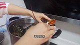 外甥要开学了，给他和大哥煮了一只大龙虾，还给小章留了一只大钳