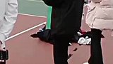 室友他今天忽然去篮球场上这么做