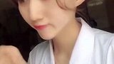 护士姑娘玩自拍，太可爱了，网友好有气质的小护士！