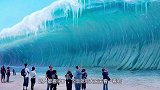 难得一见的“冰海啸”，直接吹出一堵9米高的冰墙，路人都看傻了