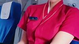 漂亮的空姐火了，在飞机上小嗨一下，网友好温柔啊