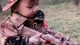 又想骗我生女儿，3岁小萌娃站军姿踢正步，如果她想当女兵怎么办