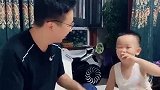3岁萌娃古灵精怪，凭自己实力来“坑爹”，呆萌的小表情可爱极了