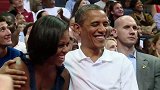 总统的快乐！奥巴马情人节观战公牛队比赛 现场拥吻爱妻